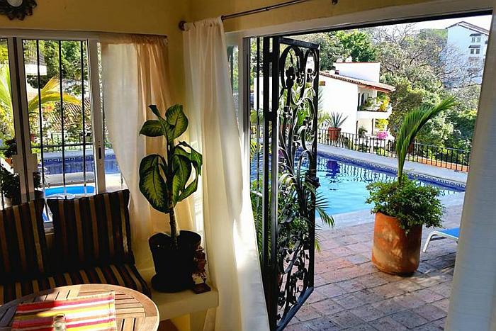 Condo 2 - Living room / Deck